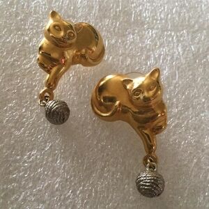 Cat with yarn ball earrings